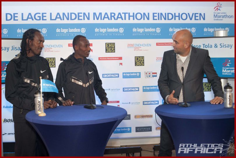 Sisay Jisa (ETH) & Tadesse Tola (ETH) with De Lage Landen Marathon Eindhoven race director Edgar de Veer / Photo credit: Studio CLACK