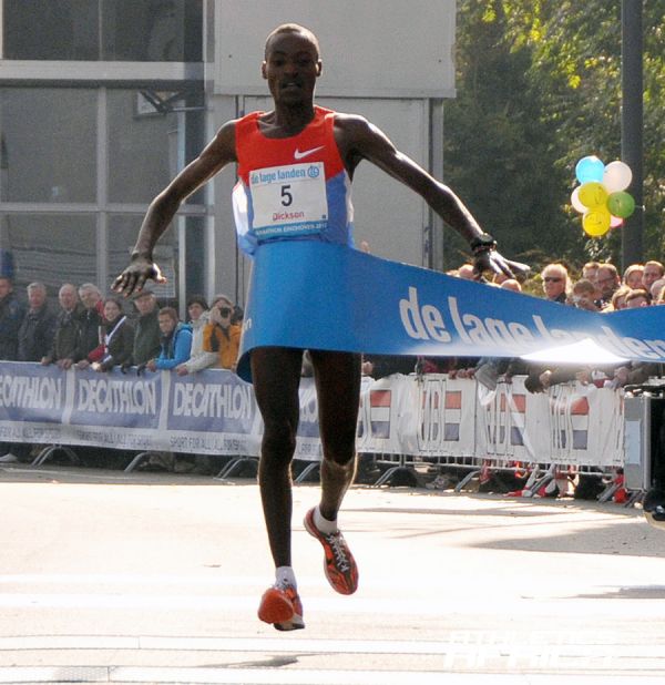 Dickson Chumba (KEN) winning at 2012 De Lage Landen marathon Eindhoven/Photo: Marathon Eindhoven Studio CLICK