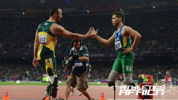 Alan Fonteles Cardoso Oliveira of Brazil is congratulated by Oscar Pistorius of South Africa after winning gold in the Men's 200m - T44 on Day 4 / Photo: LOCOG